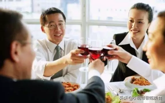 人品好壞吃頓飯就能看出來,飯桌上有這4種惡習的人,不值得深交