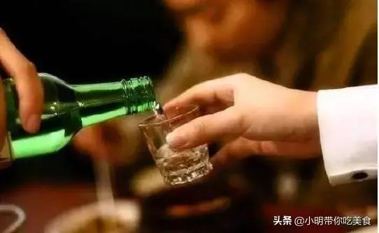 人品好壞吃頓飯就能看出來,飯桌上有這4種惡習的人,不值得深交