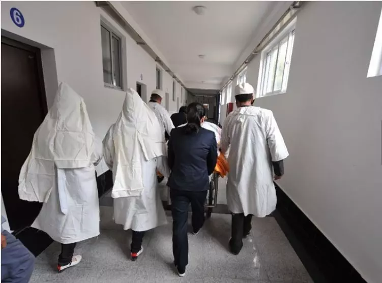 阿嬤入殮「突然睜眼」殯葬人員大驚 下秒禮儀師「超暖舉動」網友噴淚:阿嬤安心上路