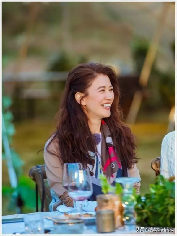 48歲袁詠儀「佛系」穿搭都美的高級,堪稱教科書時髦又氣質