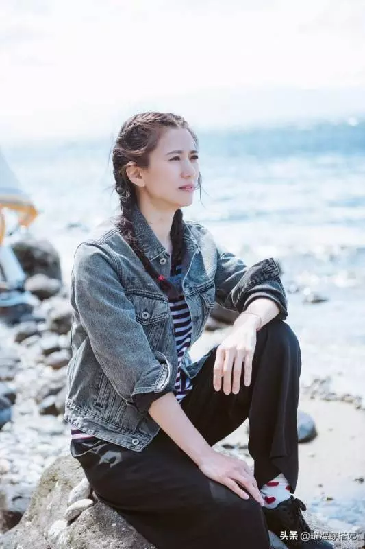 48歲袁詠儀「佛系」穿搭都美的高級,堪稱教科書時髦又氣質