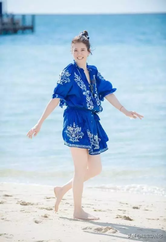 48歲袁詠儀「佛系」穿搭都美的高級,堪稱教科書時髦又氣質