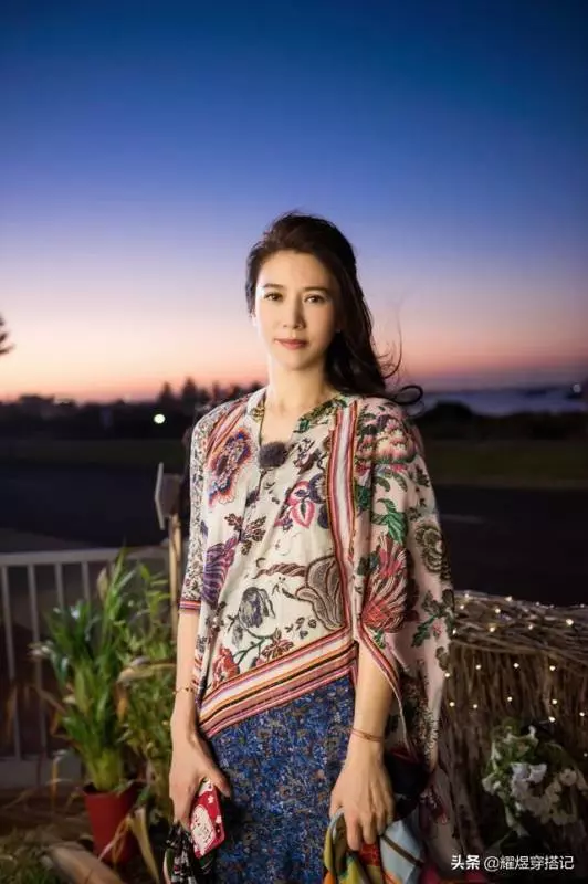 48歲袁詠儀「佛系」穿搭都美的高級,堪稱教科書時髦又氣質