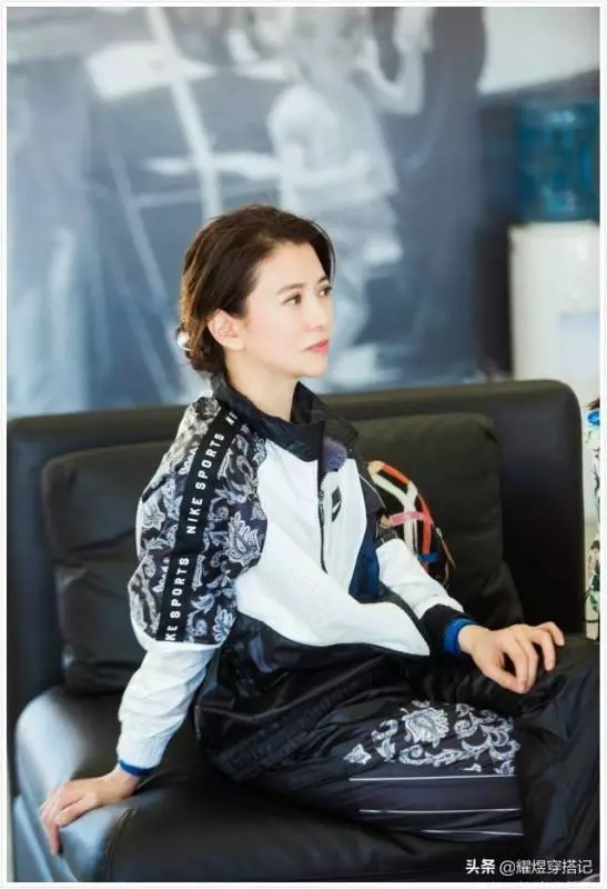 48歲袁詠儀「佛系」穿搭都美的高級,堪稱教科書時髦又氣質