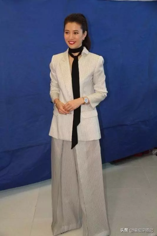 48歲袁詠儀「佛系」穿搭都美的高級,堪稱教科書時髦又氣質