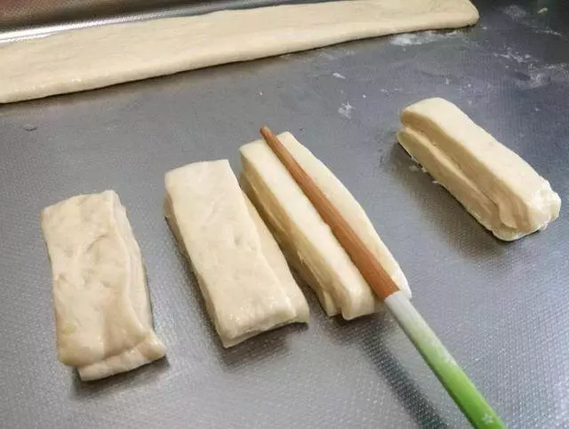 油條按照這個方法做,外皮金黃酥脆,內裡柔軟空心健康還好吃