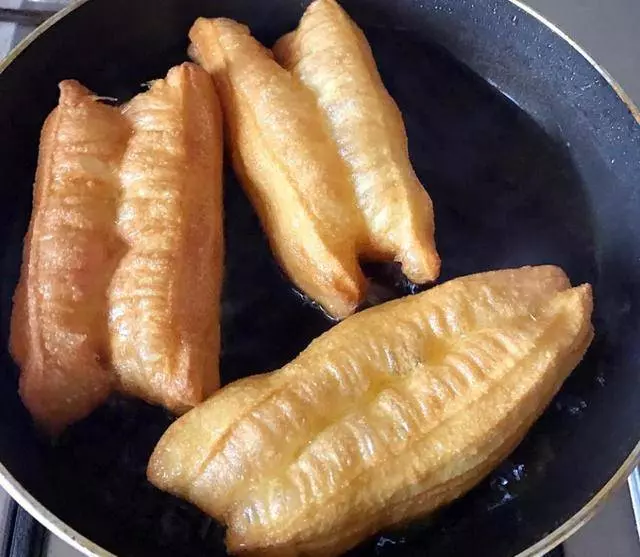 油條按照這個方法做,外皮金黃酥脆,內裡柔軟空心健康還好吃