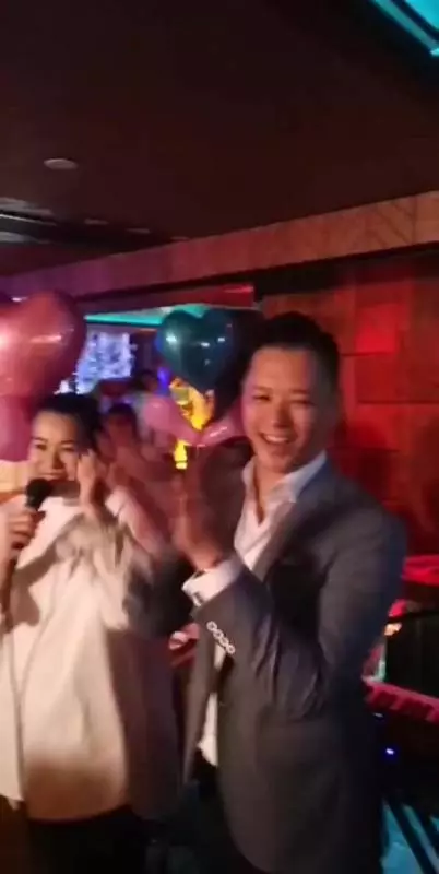 胡杏兒挺巨肚現身老公餐廳,稱產前最後露面並正式公開二胎性別