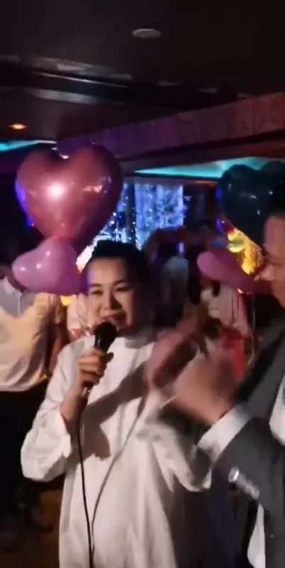 胡杏兒挺巨肚現身老公餐廳,稱產前最後露面並正式公開二胎性別