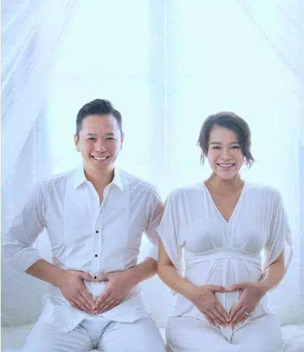 胡杏兒挺巨肚現身老公餐廳,稱產前最後露面並正式公開二胎性別