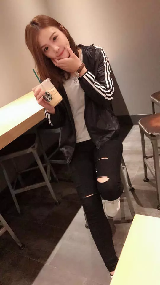 難倒老司機!正妹問哪件比較好?「清純vs野性」網友一看:妹子好辣 !