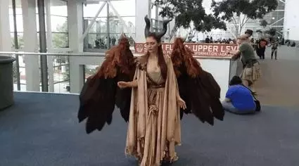花150小時還原霸氣黑魔女! 正妹出場「翅膀瞬間飛揚」氣場十足