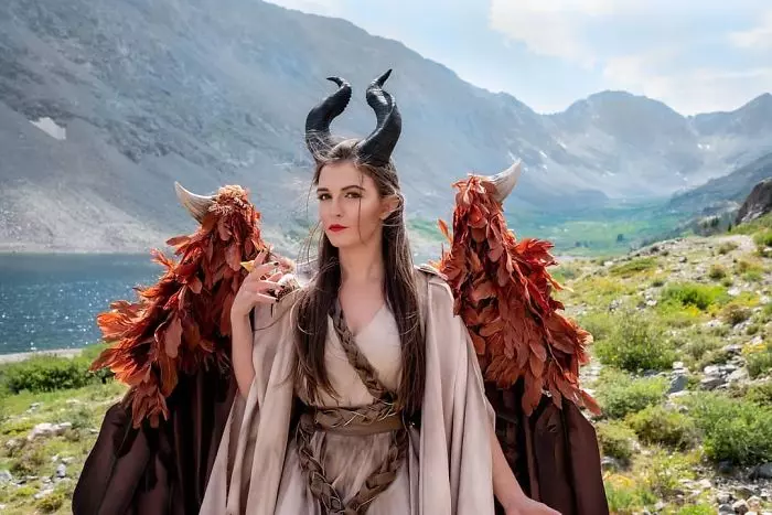 花150小時還原霸氣黑魔女! 正妹出場「翅膀瞬間飛揚」氣場十足