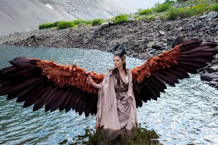 花150小時還原霸氣黑魔女! 正妹出場「翅膀瞬間飛揚」氣場十足