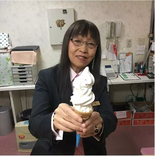 阿姨「霜淇淋擠太爛」反爆紅! 離職後員工苦練:還真做不到那麼醜…