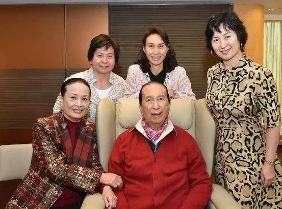 賭王妻子團豪宅:大房豪宅16億,三房僅1.6億,四房住皇宮!