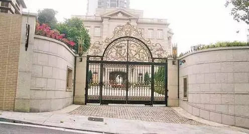賭王妻子團豪宅:大房豪宅16億,三房僅1.6億,四房住皇宮!