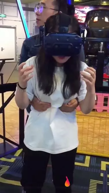 最幸福職業!VR妹狂受驚..背後「攬腰捧妹」超爽!網友一看:這種苦差交給我來!