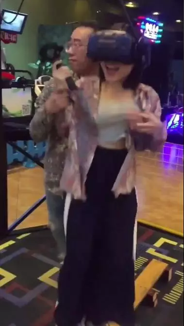 最幸福職業!VR妹狂受驚..背後「攬腰捧妹」超爽!網友一看:這種苦差交給我來!