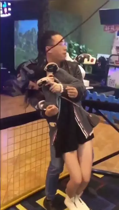 最幸福職業!VR妹狂受驚..背後「攬腰捧妹」超爽!網友一看:這種苦差交給我來!