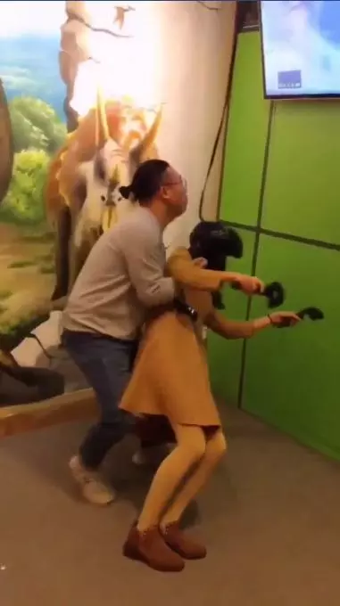 最幸福職業!VR妹狂受驚..背後「攬腰捧妹」超爽!網友一看:這種苦差交給我來!