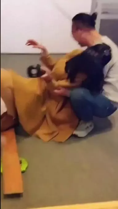 最幸福職業!VR妹狂受驚..背後「攬腰捧妹」超爽!網友一看:這種苦差交給我來!