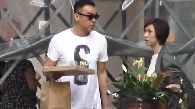 【感情堅如磐石,風雨不摧~】51歲郭藹明出街買外賣,「二十四孝老公」老公劉青雲隨傳隨到幫忙拿東西!