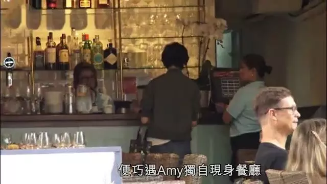 【感情堅如磐石,風雨不摧~】51歲郭藹明出街買外賣,「二十四孝老公」老公劉青雲隨傳隨到幫忙拿東西!