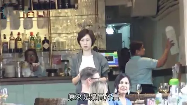 【感情堅如磐石,風雨不摧~】51歲郭藹明出街買外賣,「二十四孝老公」老公劉青雲隨傳隨到幫忙拿東西!