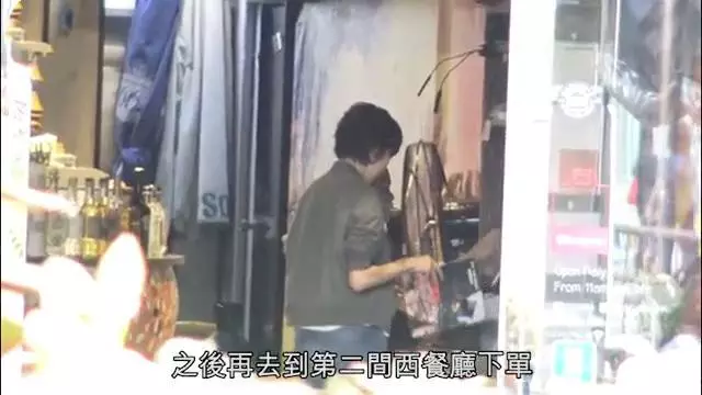 【感情堅如磐石,風雨不摧~】51歲郭藹明出街買外賣,「二十四孝老公」老公劉青雲隨傳隨到幫忙拿東西!
