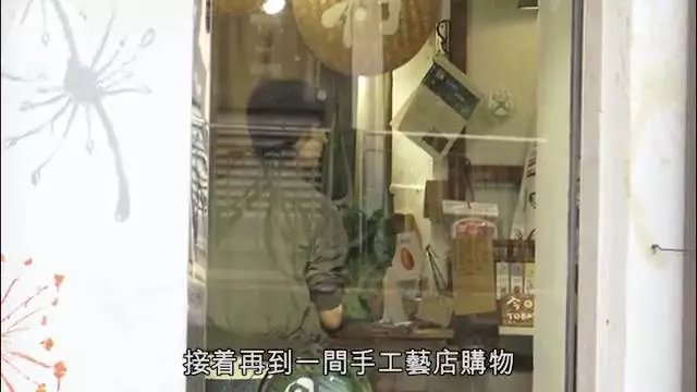【感情堅如磐石,風雨不摧~】51歲郭藹明出街買外賣,「二十四孝老公」老公劉青雲隨傳隨到幫忙拿東西!