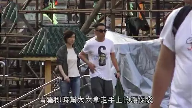 【感情堅如磐石,風雨不摧~】51歲郭藹明出街買外賣,「二十四孝老公」老公劉青雲隨傳隨到幫忙拿東西!