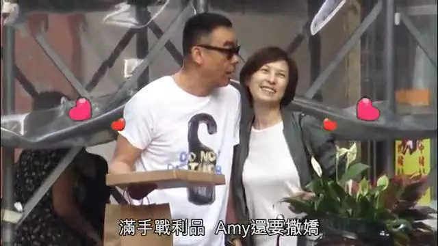 【感情堅如磐石,風雨不摧~】51歲郭藹明出街買外賣,「二十四孝老公」老公劉青雲隨傳隨到幫忙拿東西!