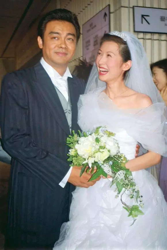 【感情堅如磐石,風雨不摧~】51歲郭藹明出街買外賣,「二十四孝老公」老公劉青雲隨傳隨到幫忙拿東西!
