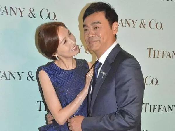 【感情堅如磐石,風雨不摧~】51歲郭藹明出街買外賣,「二十四孝老公」老公劉青雲隨傳隨到幫忙拿東西!