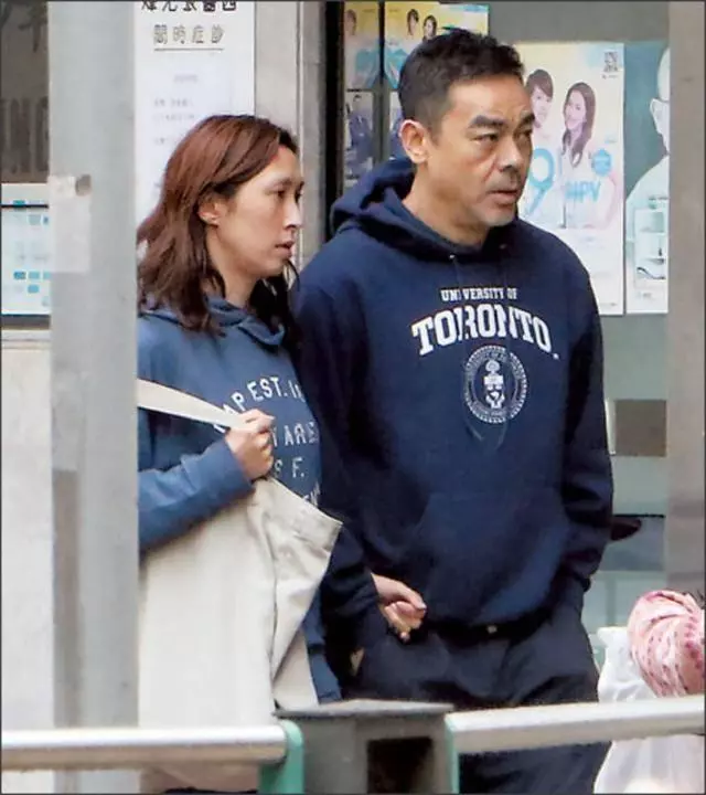 【感情堅如磐石,風雨不摧~】51歲郭藹明出街買外賣,「二十四孝老公」老公劉青雲隨傳隨到幫忙拿東西!