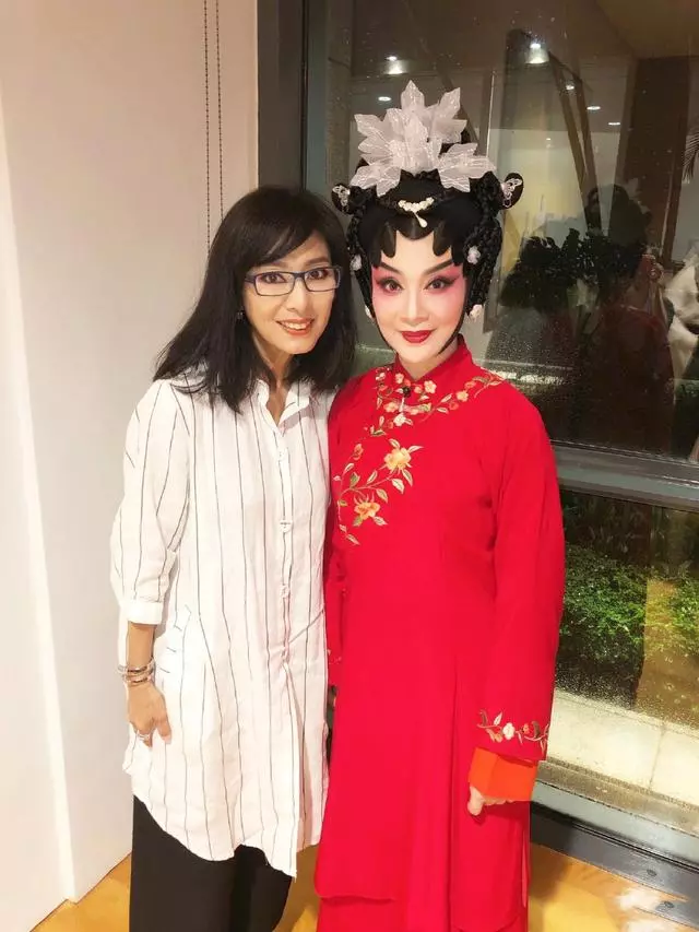 64歲米雪與72歲汪明荃,奶奶輩同框比時髦,超年輕顏值反而更吸睛!