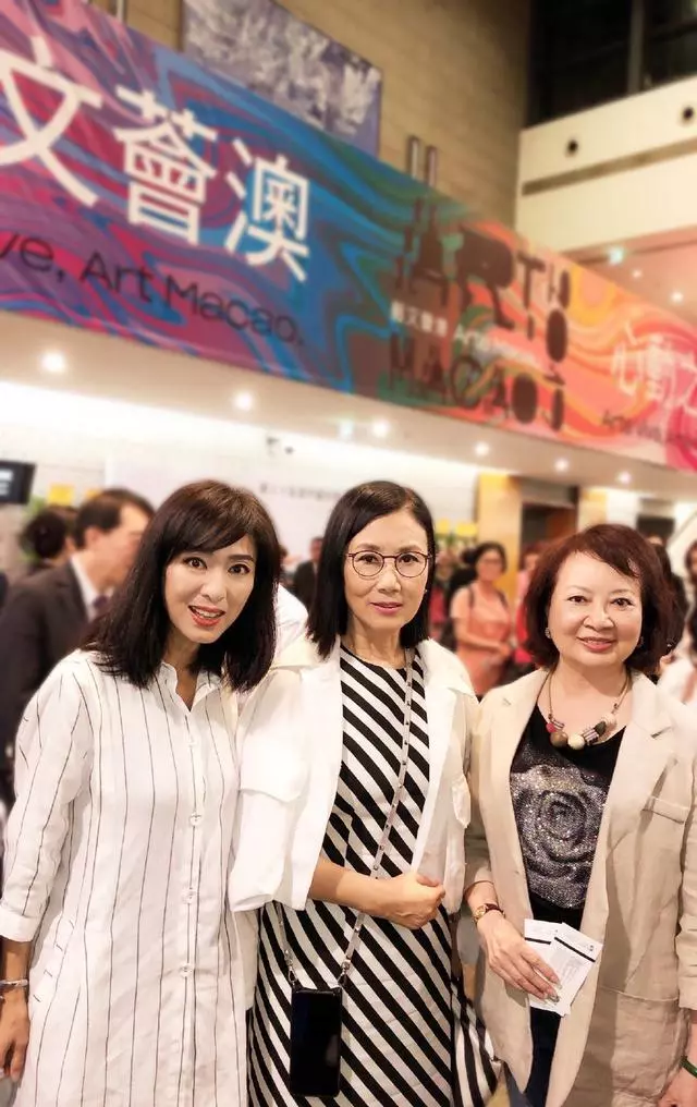 64歲米雪與72歲汪明荃,奶奶輩同框比時髦,超年輕顏值反而更吸睛!