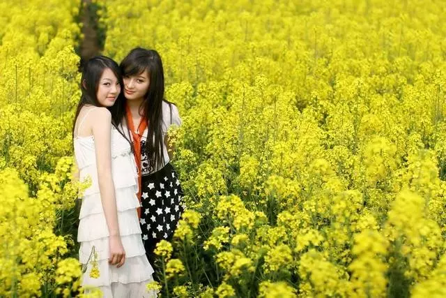 姐姐供我讀四年大學,她出嫁時我給她一份陪嫁,她打開後取消婚禮