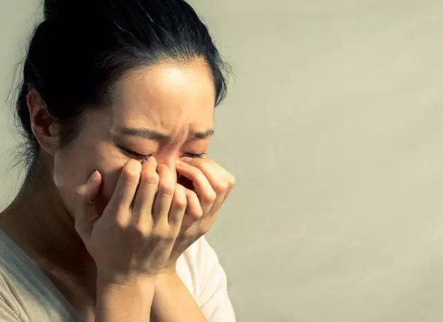姐姐供我讀四年大學,她出嫁時我給她一份陪嫁,她打開後取消婚禮