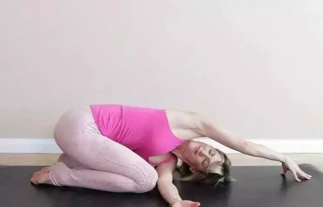經絡不通人發胖,一個拉筋動作,拉伸全身筋脈,快速瘦下來,堅持一個月贅肉沒了