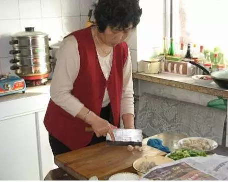 我坐月子母親日夜照顧,婆婆來了後,我含淚讓老公送母親回老家!
