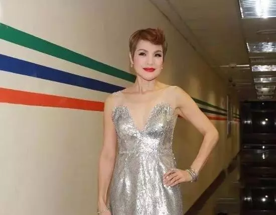 她是TVB中顏值超低的明星,40多歲和哈佛教授戀愛,情史令人吃驚