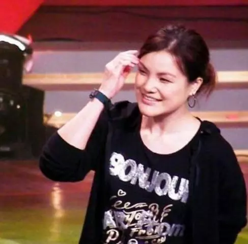 她是TVB中顏值超低的明星,40多歲和哈佛教授戀愛,情史令人吃驚