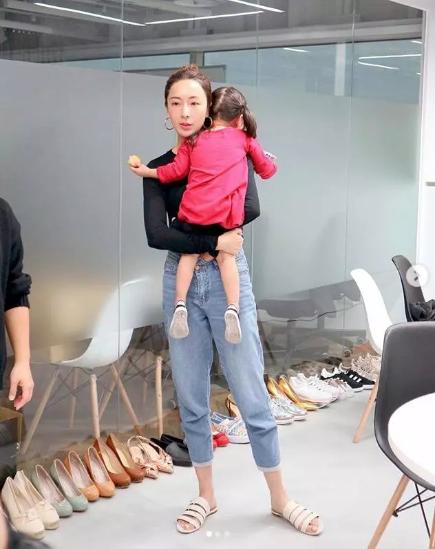 女兒感冒不想戴口罩!隋棠不責怪「一句話秒說服」 一往下「女兒鞋子大亮點」再被推爆:最棒教育