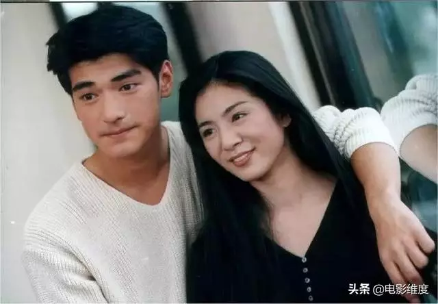 45歲楊采妮事業與愛情都順利,生得一對雙胞胎,相夫教子很幸福!