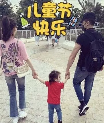 四大天王都是岳父命,郭富城六一曬妻女合照,冷酷舞王秒變女兒奴