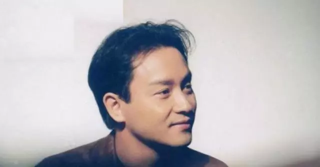 他摸張學友頭,捏成龍臉,踢向華強凳子,抽菸錄節目無人敢阻擾!