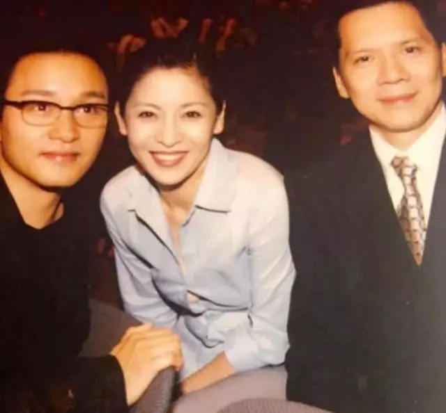 他摸張學友頭,捏成龍臉,踢向華強凳子,抽菸錄節目無人敢阻擾!