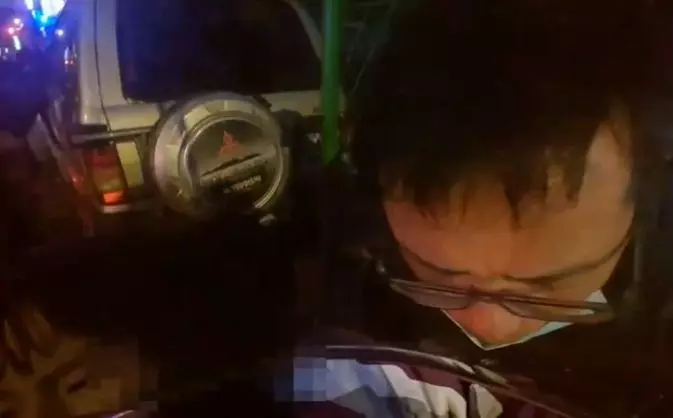 邊走邊滑手機!女學生掉八米深下水道…嚇哭